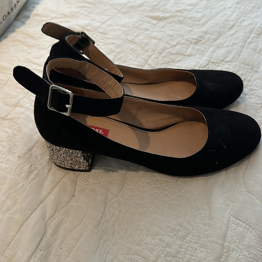 Shoes - Picture 2 of 7